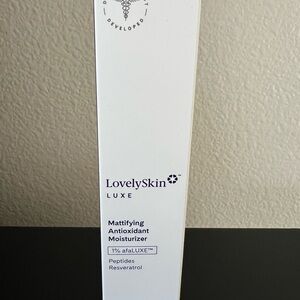 Luxe Mattifying Antioxidant Moisturizer - White
